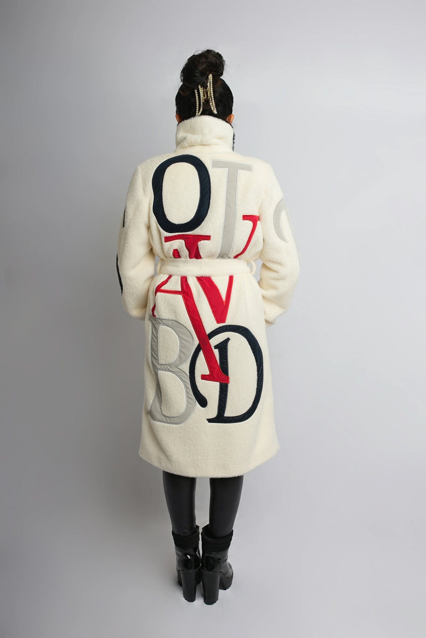 Off-White Lama Wool Knee-Length Coat with Mink Fur Collar & Letter Design